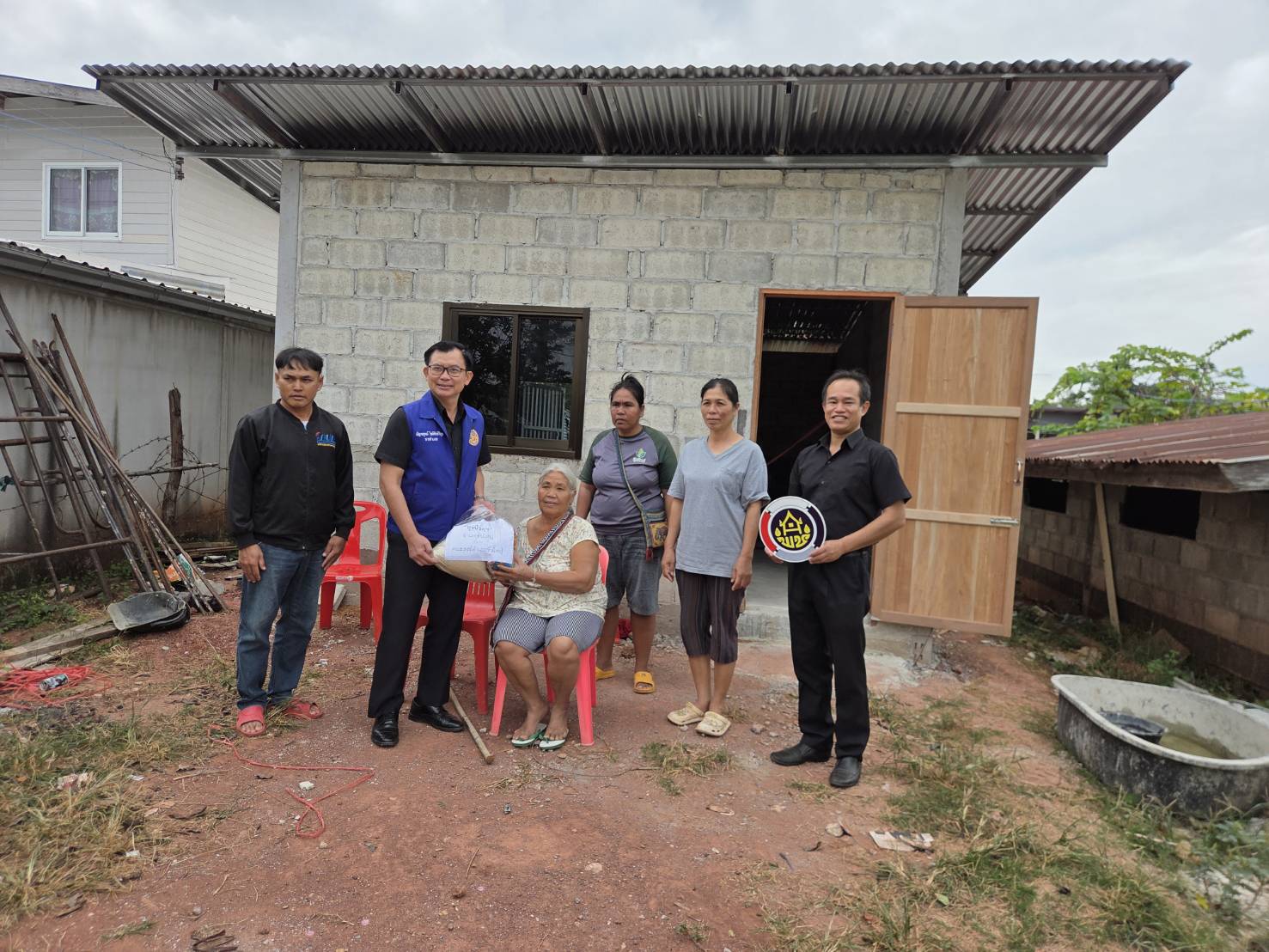 สพอ.ซับใหญ่ ลงพื้นที่ส่งมอบที่อยู่อาศัยที่ได้รับการซ่อมแซม/ปรับปรุงให้ครัวเรือนยากจนเป้าหมาย