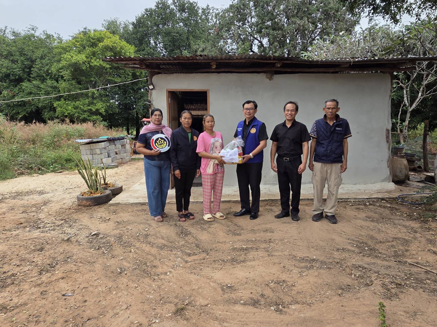 สพอ.ซับใหญ่ ลงพื้นที่ส่งมอบที่อยู่อาศัยที่ได้รับการซ่อมแซม/ปรับปรุงให้ครัวเรือนยากจนเป้าหมาย