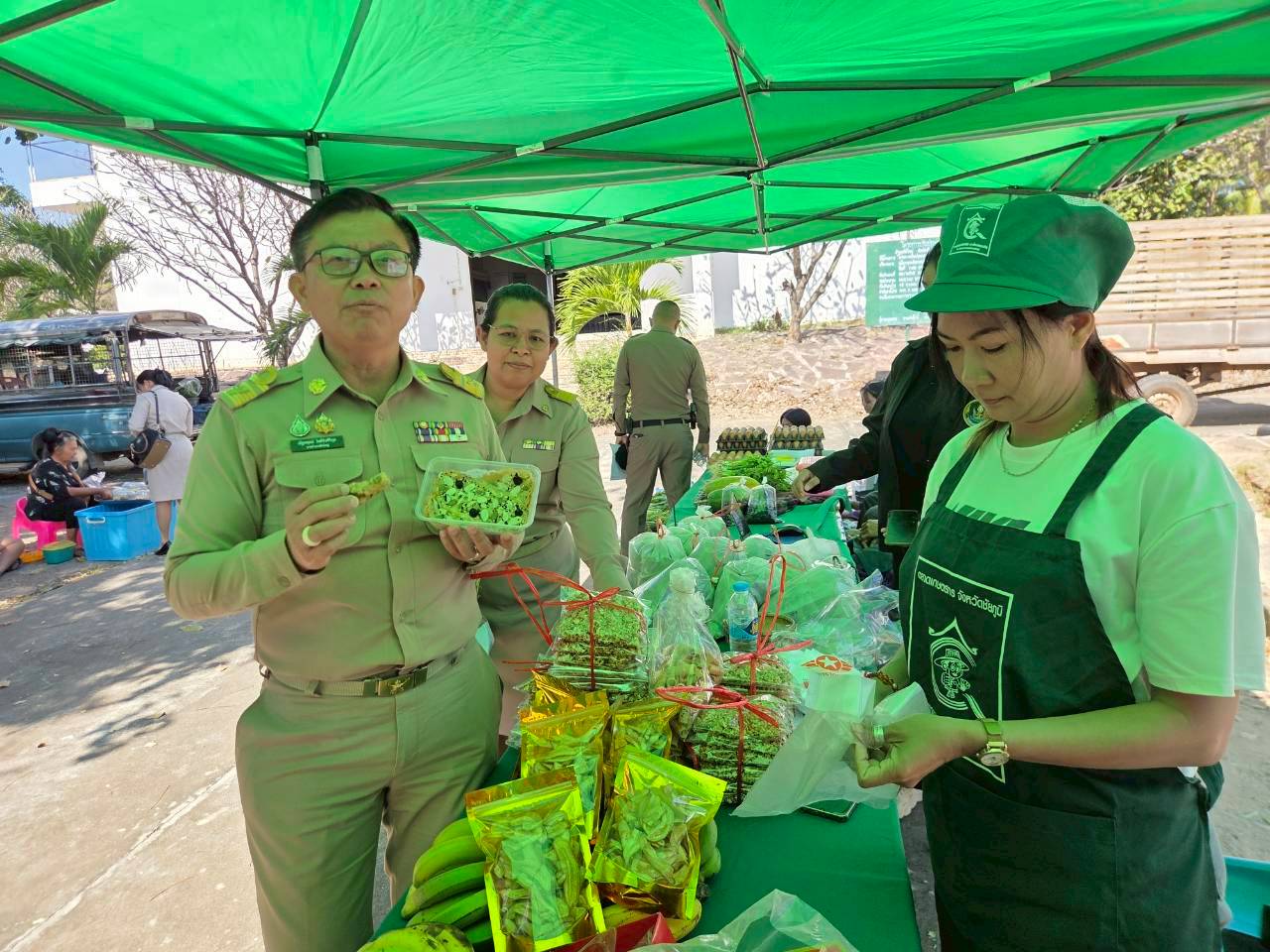 สพอ.ซับใหญ่ ส่งเสริมและสนับสนุนการจัดจำหน่ายสินค้า OTOP