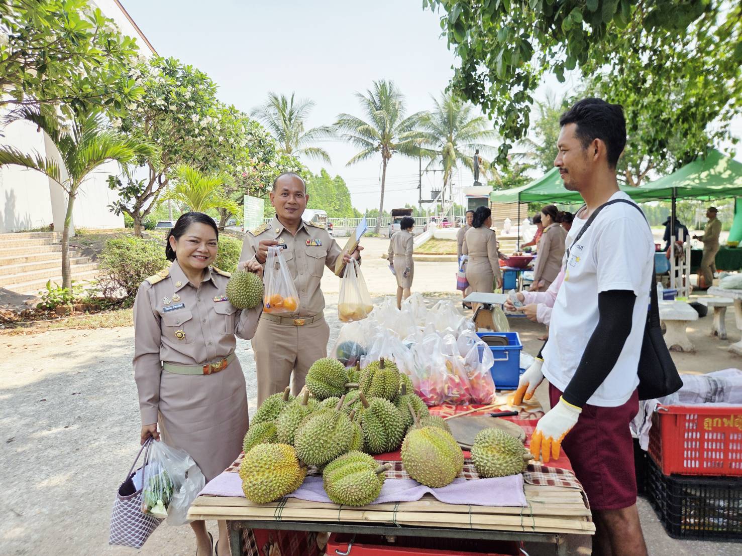 สพอ.ซับใหญ่ ส่งเสริมและสนับสนุนการจัดจำหน่ายสินค้า OTOP สินค้าเกษตร และสินค้าชุมชน