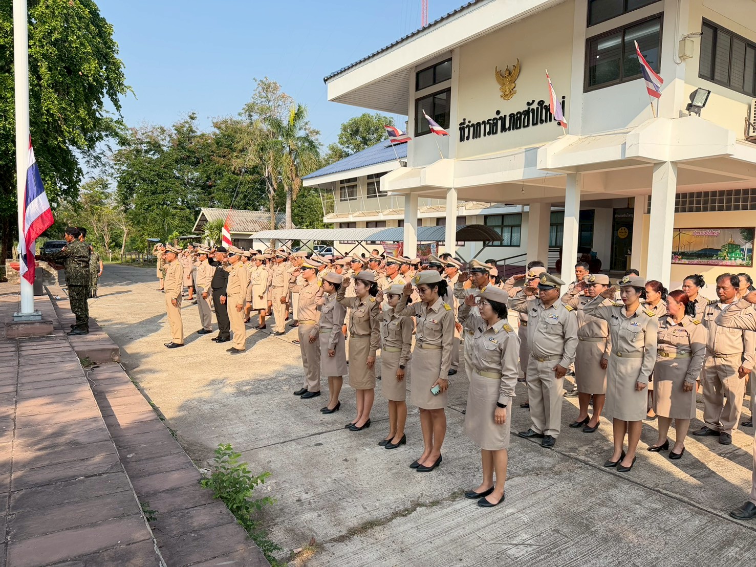 สพอ.ซับใหญ่ ร่วมเคารพธงชาติ ในวันประชุมกำนัน ผู้ใหญ่บ้าน ประจำเดือน เมษายน ๒๕๖๙
