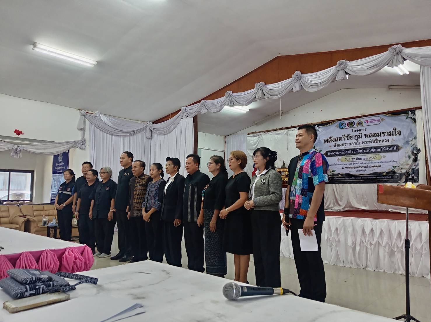 สพอ.ซับใหญ่ ร่วมกับคณะกรรมการพัฒนาสตรีอำเภอซับใหญ่ เข้าร่วมโครงการพลังสตรีชัยภูมิ หลอมรวมใจ น้อมถวายอาลัยพระพันปีหลวง กิจกรรมพลังสตรีร่วมใจประดิษฐ์ดอกไม้จันทน์