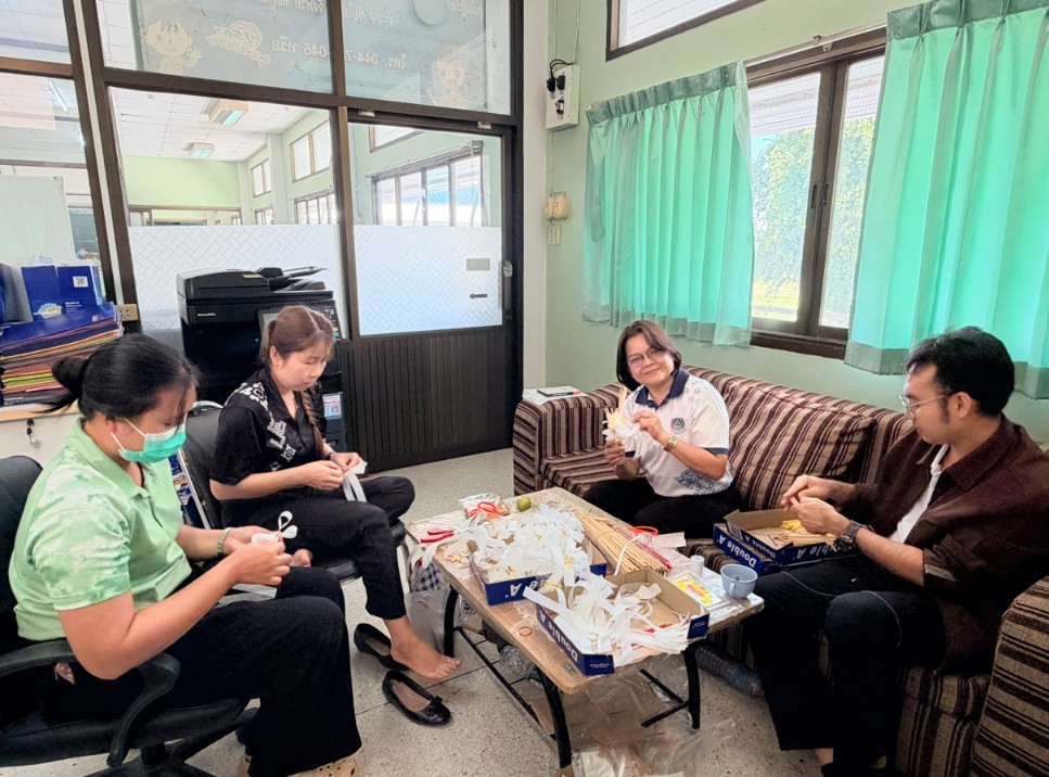 สพอ.ซับใหญ่ ติดตามและสนับสนุนการประดิษฐ์ดอกไม้จันทน์ของหน่วยงานราชการ