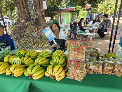 ผู้ประกอบการ OTOP ประชาสัมพันธ์การดาวน์โหลดแอปพลิเคชัน Click ชุมชน