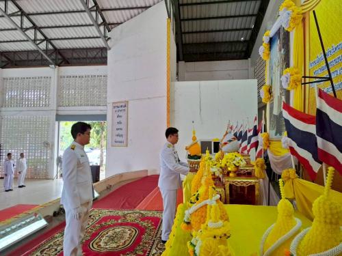 นายอำเภอวางพานพุ่มดอกไม้หน้าพระบรมฉายาลักษณ์พระบาทสมเด็จพระบรมชนกาธิเบศร มหาภูมิพลอดุลยเดชมหาราช บรมนาถบพิตร