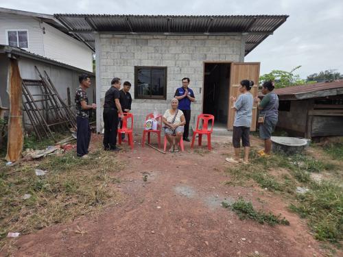 นายอำเภอซับใหญ่ นักวิชาการพัฒนาชุมชน และผู้ใหญ่บ้าน เยี่ยมชมบ้านครัวเรือนเป้าหมาย