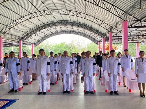 ผู้เข้าร่วมพิธียืนตรง