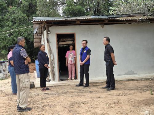 นายอำเภอซับใหญ่ นักวิชาการพัฒนาชุมชน และผู้ใหญ่บ้าน เยี่ยมชมบ้านครัวเรือนเป้าหมาย