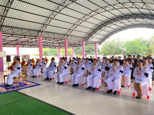 รูปผู้เข้าร่วมพิธีพนมมือไหว้พระ