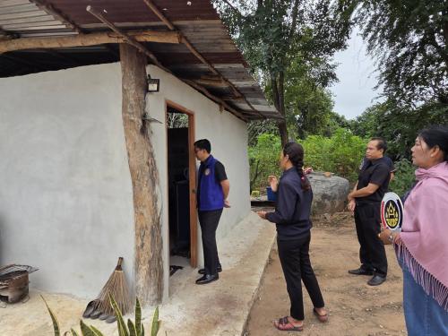นายอำเภอซับใหญ่ นักวิชาการพัฒนาชุมชน และผู้ใหญ่บ้าน เยี่ยมชมบ้านครัวเรือนเป้าหมาย
