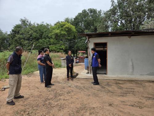 นายอำเภอซับใหญ่ นักวิชาการพัฒนาชุมชน และผู้ใหญ่บ้าน เยี่ยมชมบ้านครัวเรือนเป้าหมาย