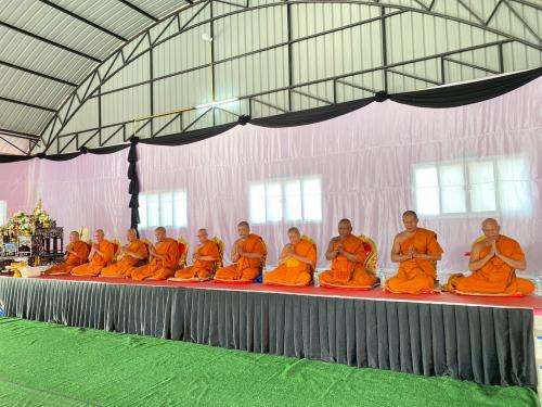 พระสงฆ์ขึ้นนั่งบนอาสนะจำนวน 10 รูป