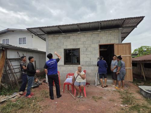 นายอำเภอซับใหญ่ นักวิชาการพัฒนาชุมชน และผู้ใหญ่บ้าน เยี่ยมชมบ้านครัวเรือนเป้าหมาย