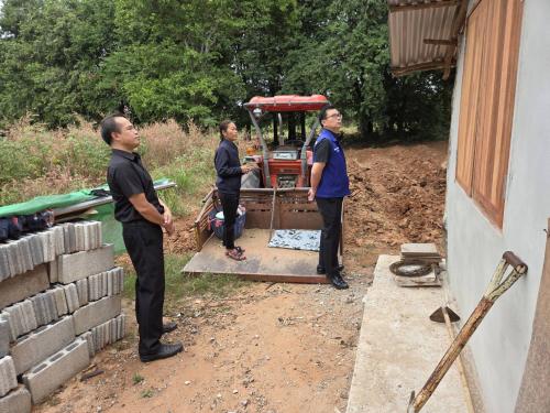 นายอำเภอซับใหญ่ นักวิชาการพัฒนาชุมชน และผู้ใหญ่บ้าน เยี่ยมชมบ้านครัวเรือนเป้าหมาย