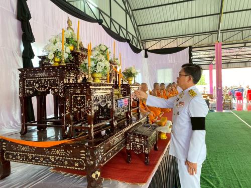 นายอำเภอซับใหญ่จุดธูปเทียนบูชาพระรัตนตรัย