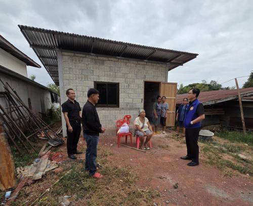 นายอำเภอซับใหญ่ นักวิชาการพัฒนาชุมชน และผู้ใหญ่บ้าน เยี่ยมชมบ้านครัวเรือนเป้าหมาย