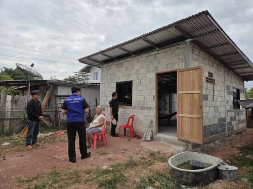 นายอำเภอซับใหญ่ นักวิชาการพัฒนาชุมชน และผู้ใหญ่บ้าน เยี่ยมชมบ้านครัวเรือนเป้าหมาย