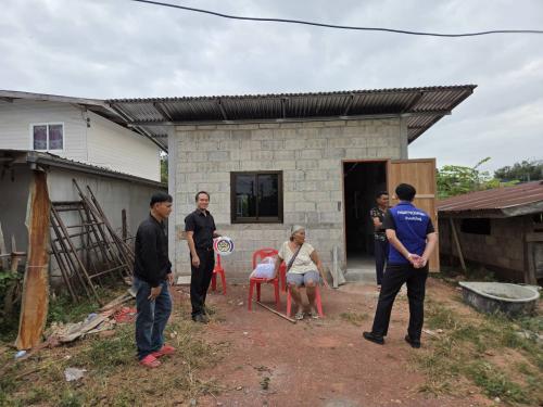 นายอำเภอซับใหญ่ นักวิชาการพัฒนาชุมชน และผู้ใหญ่บ้าน เยี่ยมชมบ้านครัวเรือนเป้าหมาย