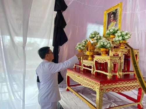 นายอำเภอซับใหญ่จุดเครื่องทองน้อยถวายสักการะหน้าพระฉายาลักษณ์พระพันปีหลวง