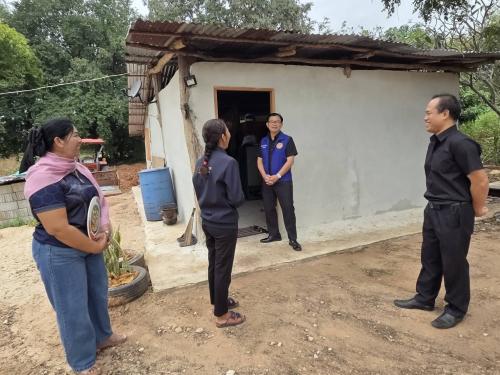 นายอำเภอซับใหญ่ นักวิชาการพัฒนาชุมชน และผู้ใหญ่บ้าน เยี่ยมชมบ้านครัวเรือนเป้าหมาย