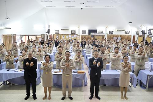 ผู้เข้าร่วมประชุมร่วมทำสัญลักษณ์การต่อต้านการทุจริต