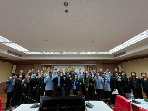 ผู้เข้าร่วมประชุมร่วมถ่ายภาพหมู่