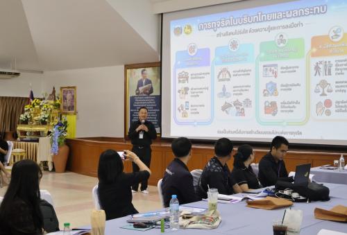 นักวิชาการพัฒนาชุมชน สำนักงานพัฒนาชุมชนอำเภอซับใหญ่ เป็นตัวแทนกลุ่มนำเสนอ