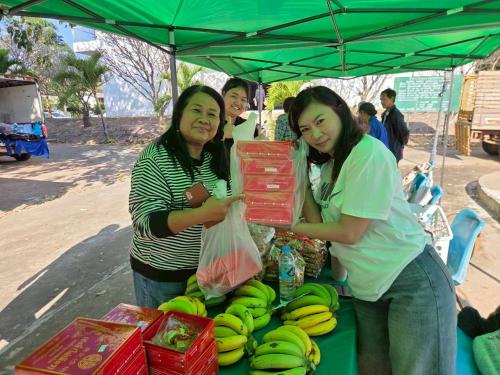 ครูจากโรงเรียนบ้านบุฉนวน เลือกซื้อสินค้า