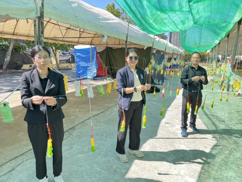 เจ้าหน้าที่พัฒนาชุมชนอำเภอซับใหญ่กำลังจัดเตรียมสถานที่