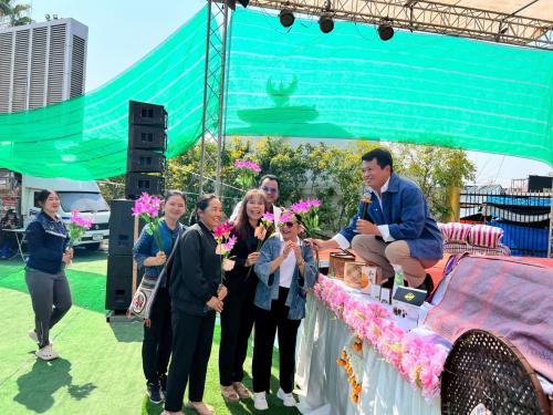 ให้กำลังใจนักร้องชาย