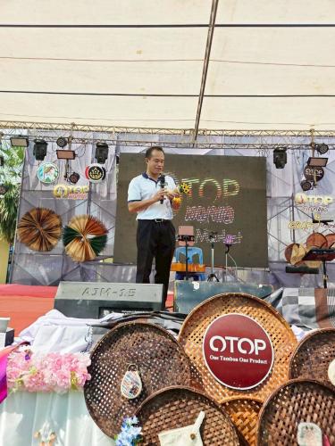 เจ้าหน้าที่พัฒนาชุมชนอำเภอ แนะนำกิจกรรม Craft Workshop: งานหัตถกรรมชุมชน