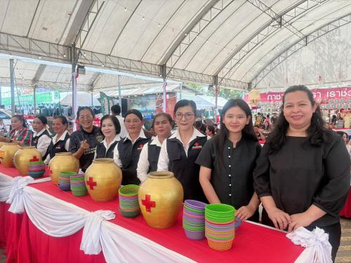 เจ้าหน้าที่พัฒนาชุมชนอำเภอ และสมาชิกกาชาดจังหวัดชัยภูมิ อำเภอซับใหญ่