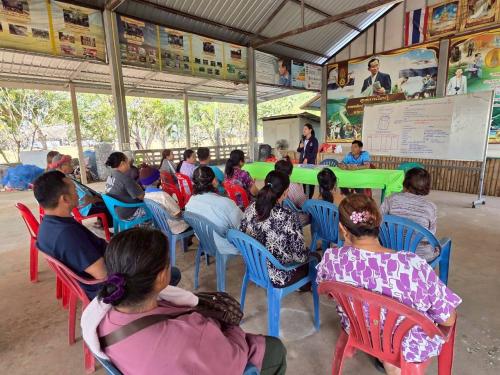 เจ้าหน้าที่พัฒนาชุมชน บรรยายให้ความรู้การออมและพัฒนาทักษะทางการเงิน