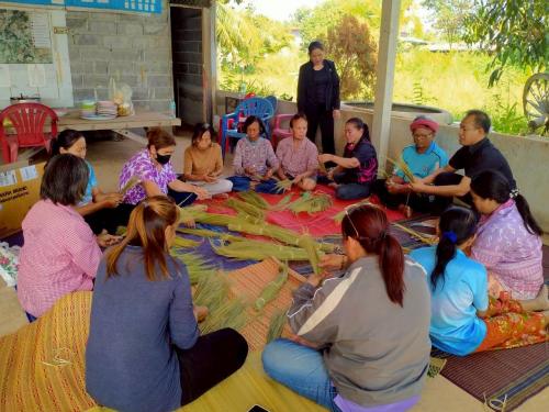 เจ้าหน้าที่พัฒนาชุมชน ฝึกอบรมอาชีพการทำไม้กวาดดอกหญ้าให้กลุ่มเป้าหมาย