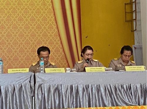 พัฒนาการอำเภอซับใหญ่ ชี้แจงแผนการปฏิบัติงานของสำนักงานพัฒนาชุมชนอำเภอให้ที่ประชุมทราบ