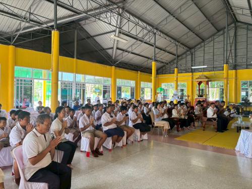 ผู้เข้าร่วมโครงการหมู่บ้านรักษาศีล ๕ กำลังทำพิธีอาราธนาศีล
