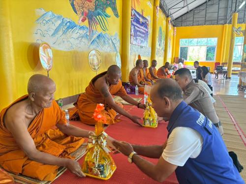 นายอำเภอซับใหญ่ และหัวหน้าส่วนราชการ ถวายสังฆทานและปัจจัยแด่พระภิกษุสงฆ์