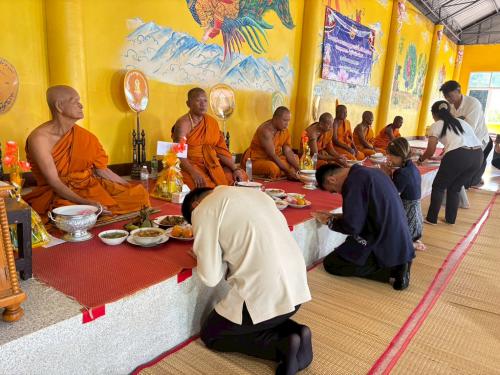 ถวายภัตตาหารเพลแด่พระภิกษุสงฆ์