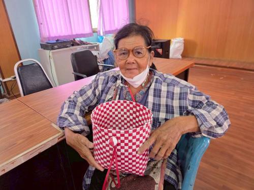 การทำกระเป๋าสานจากเส้นพลาสติก