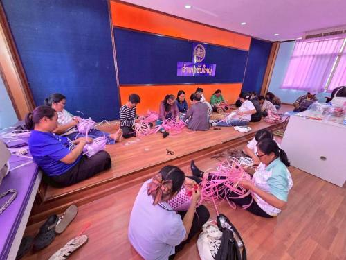 การทำกระเป๋าสานจากเส้นพลาสติก