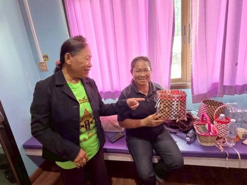 การทำกระเป๋าสานจากเส้นพลาสติก