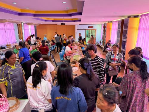 อบรมพัฒนาต่อยอดทักษะอาชีพการทำกระเป๋าสานจากเส้นพลาสติก