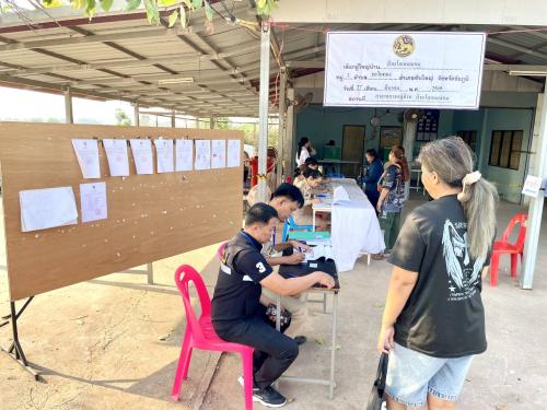 ประชาชนมาใช้สิทธิ์เลือกผู้ใหญ่บ้าน