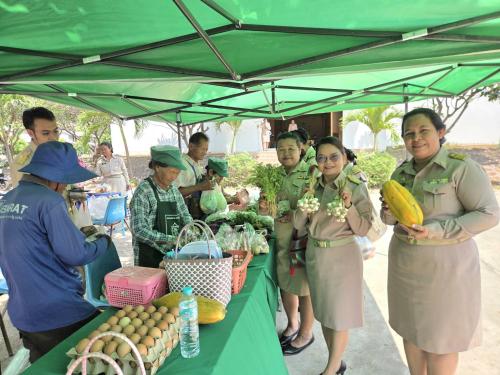 ตลาดประชารัฐคนไทยยิ้มได้ ในวันประชุมกำนัน ผู้ใหญ่บ้าน ครั้งที่ ๔/๒๕๖๙ ประจำเดือน เมษายน ๒๕๖๙