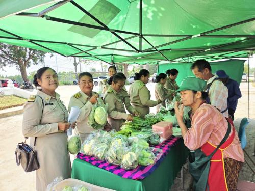 ตลาดประชารัฐคนไทยยิ้มได้ ในวันประชุมกำนัน ผู้ใหญ่บ้าน ครั้งที่ ๔/๒๕๖๙ ประจำเดือน เมษายน ๒๕๖๙