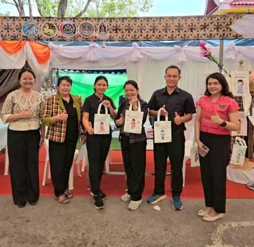 สำนักงานพัฒนาชุมชนอำเภอซับใหญ่ ร่วมกิจกรรมระบายสีกระเป๋าผ้า