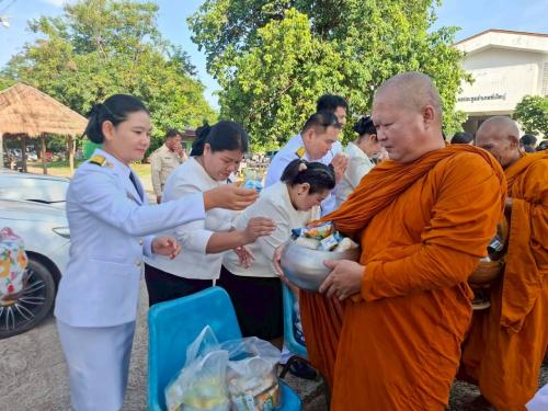 พิธีทำบุญตักบาตรถวายพระราชกุศล กิจกรรมเฉลิมพระเกียรติเนื่องในโอกาสพระราชพิธีมหามงคลเฉลิมพระชนมพรรษา ๔ รอบ สมเด็จพระนางเจ้าฯ พระบรมราชินี ๓ มิถุนายน ๒๕๖๙