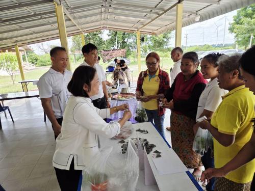 สำนักงานพัฒนาชุมชนอำเภอซับใหญ่ ร่วมออกหน่วยบริการและแจกเมล็ดพันธุ์ผักเพื่อสร้างความมั่นคงทางอาหารให้กับประชาชนผู้มารับบริการ