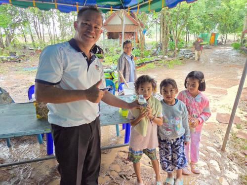 สพอ.ซับใหญ่ แจกน้ำยาล้างจานให้กับประชาชนผู้มารับบริการ