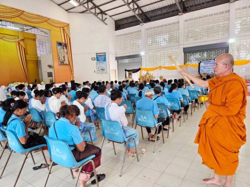 พระสงฆ์พรมน้ำพระพุทธมนต์ให้ผู้เข้าร่วมพิธี
